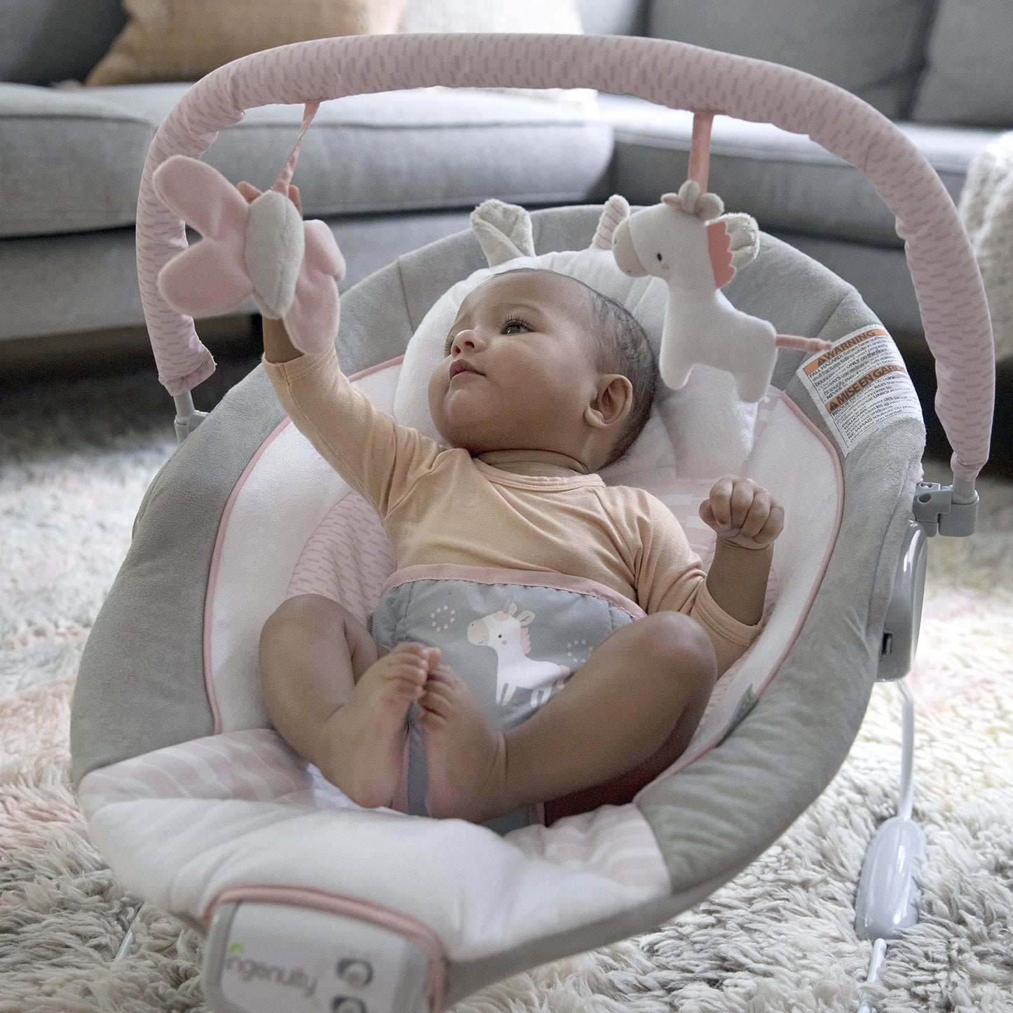 Ingenuity, Morrison Baby Rocker with Soothing Vibrations &amp; 8 Melodies, Play Arch with 2 Toys, Volume Control, Padded Headrest, 3-Point Harness, from Birth to 9 kg 