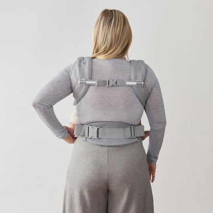 Ergobaby Adapt Babytrage für Neugeborene ab Geburt, 3-Positionen SoftFlex Mesh Ergonomische Babybauchtrage Rückentrage Baby-Tragetasche, Natural Beige, 1 Einheit