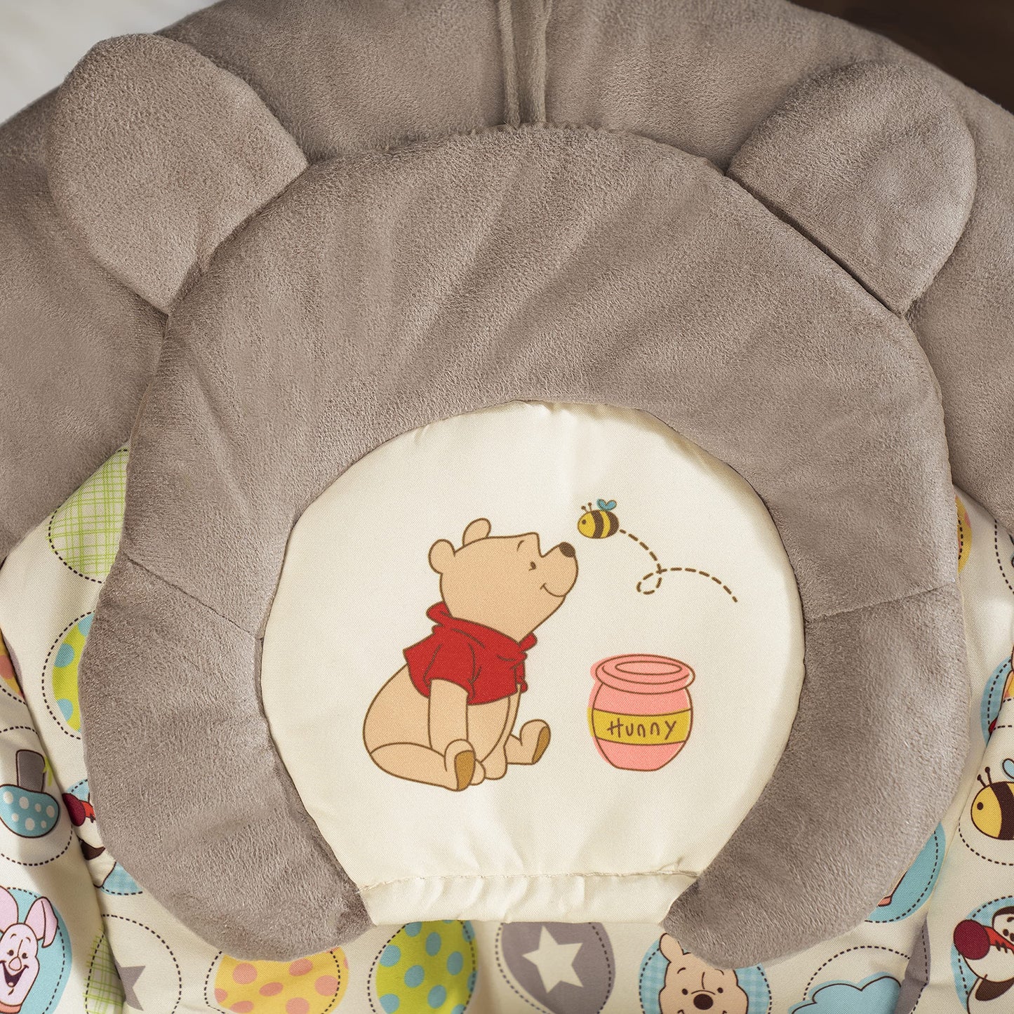Bright Starts, Disney Baby, Winnie the Pooh Babywippe Babyschaukel mit Vibrationen, Automatischer Ausschaltfunktion, Melodien, Lautstärkeregler, Abnehmbarer Kopfstütze und Spielbogen