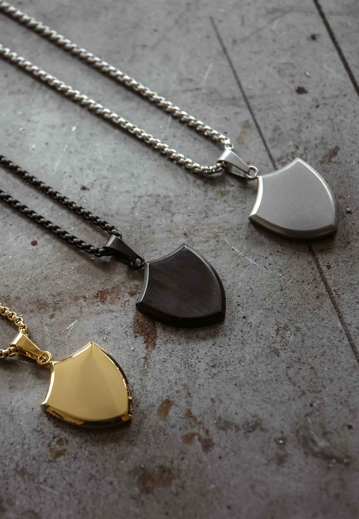 Insignia Pendant / Necklace Gold 90 cm