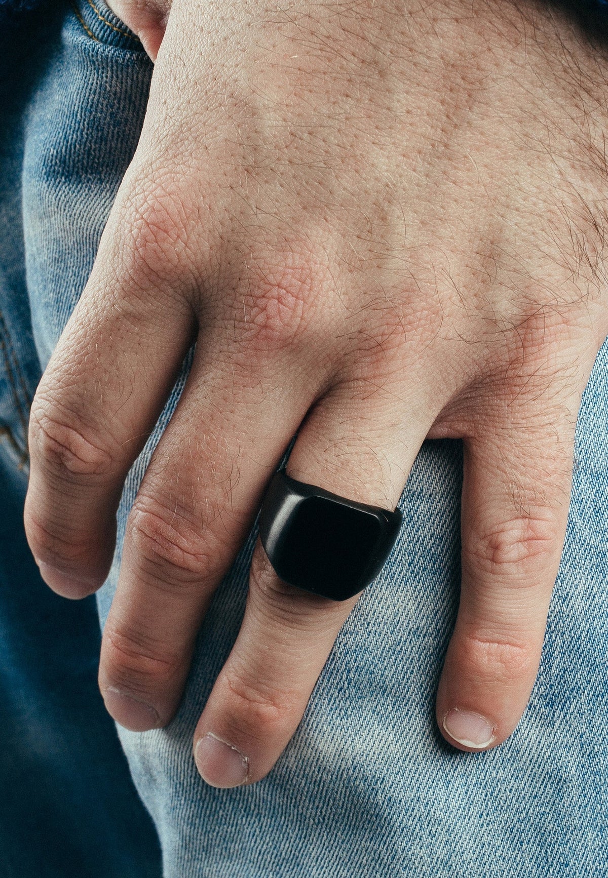 Iustitia Ring Matte Black