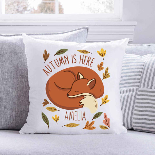 Bedrucktes Kissen mit Spruch Autumn is here mit Wunschname