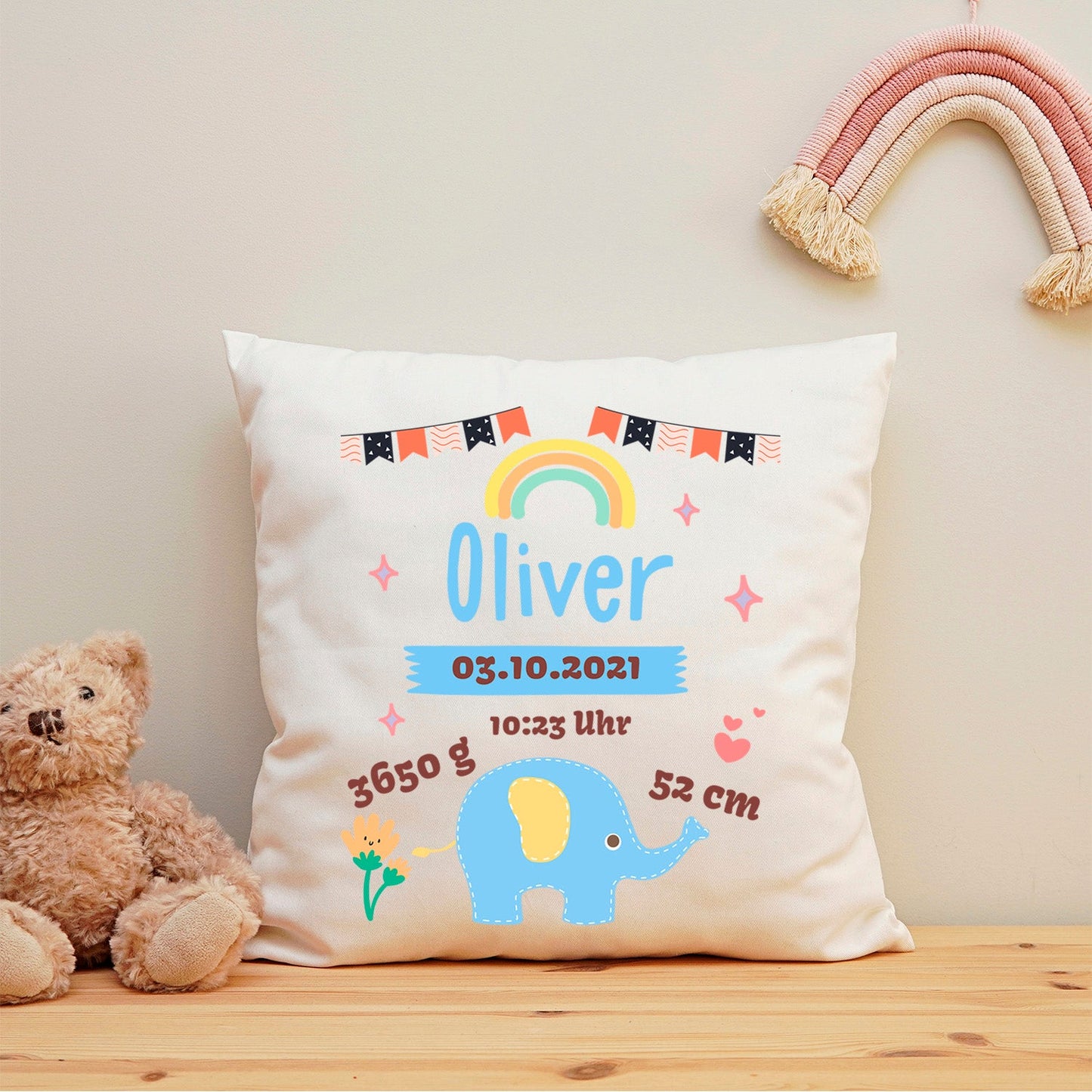 Bedrucktes Kissen mit Babydaten und Elefant