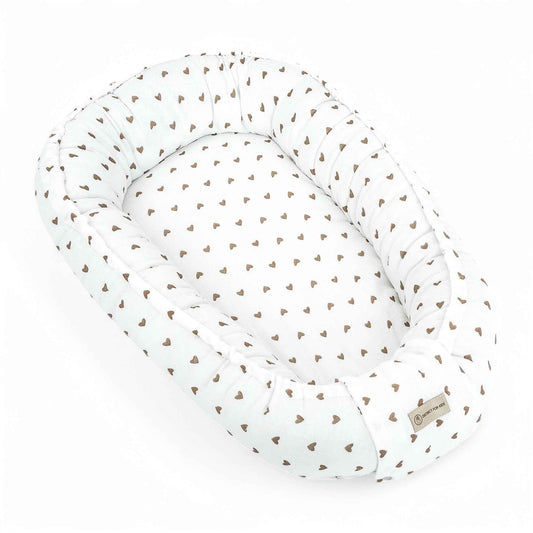 Babynestchen Musselin Herzen braun – Weicher mitwachsender Baby-Kokon