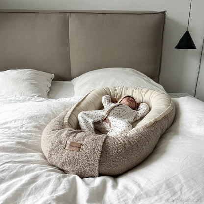 Babynestchen Teddystoff-Boucle – mitwachsender Baby-Kokon