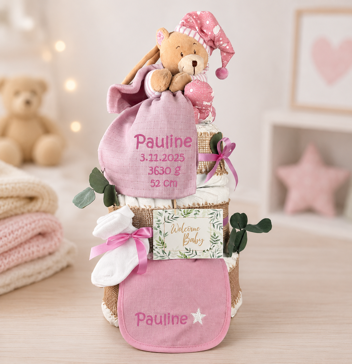 Premium Windeltorte rosa | Spieluhr Teddybär, Musselintuch, Lätzchen | Personalisierbar | 4-stöckig