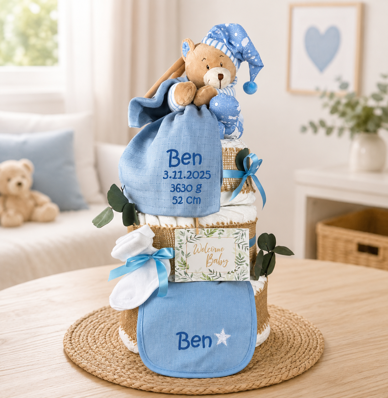 Premium Windeltorte blau | Spieluhr Teddybär, Musselintuch, Lätzchen | Personalisierbar | 4-stöckig