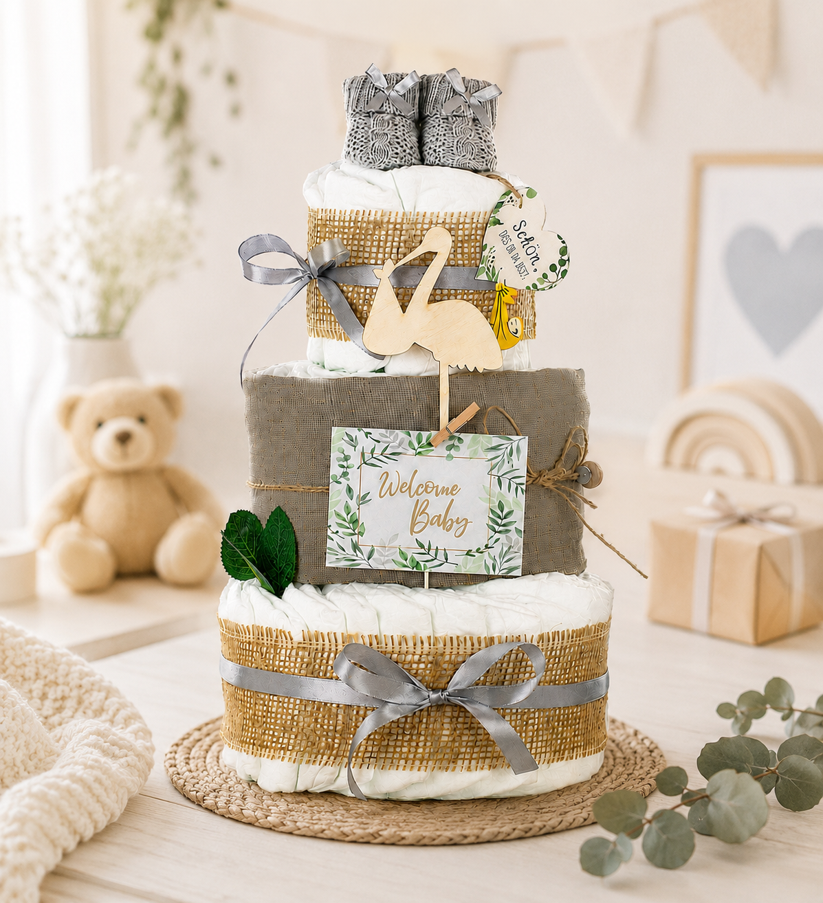 Neutrale Windeltorte Storch mit Bündel | inkl. Babybooties und Mullwindel | grau