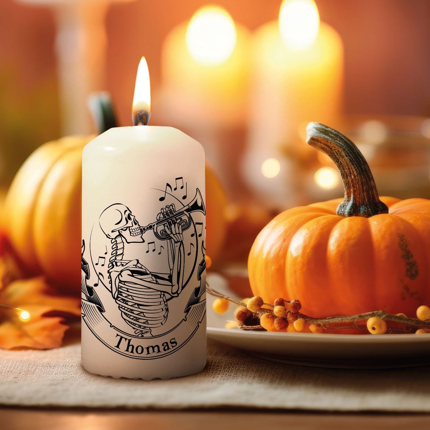 Kleine Kerze "Skelett mit Trompete" mit Namen zu Halloween