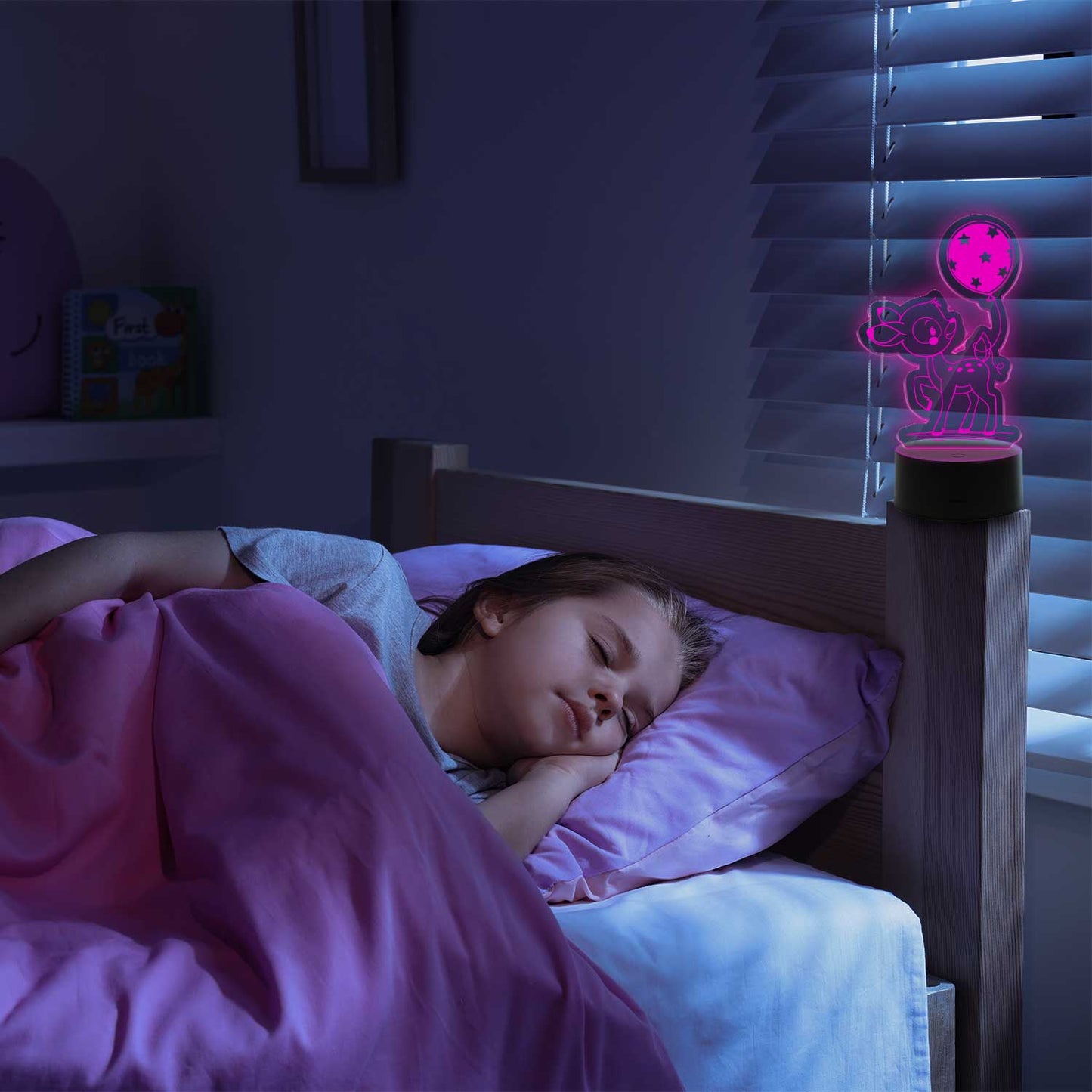 Graviertes Acrylglas im Reh Design mit LED-Sockel
