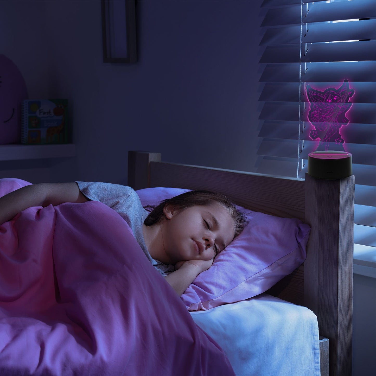 Graviertes Acrylglas im Fee Design mit LED-Sockel