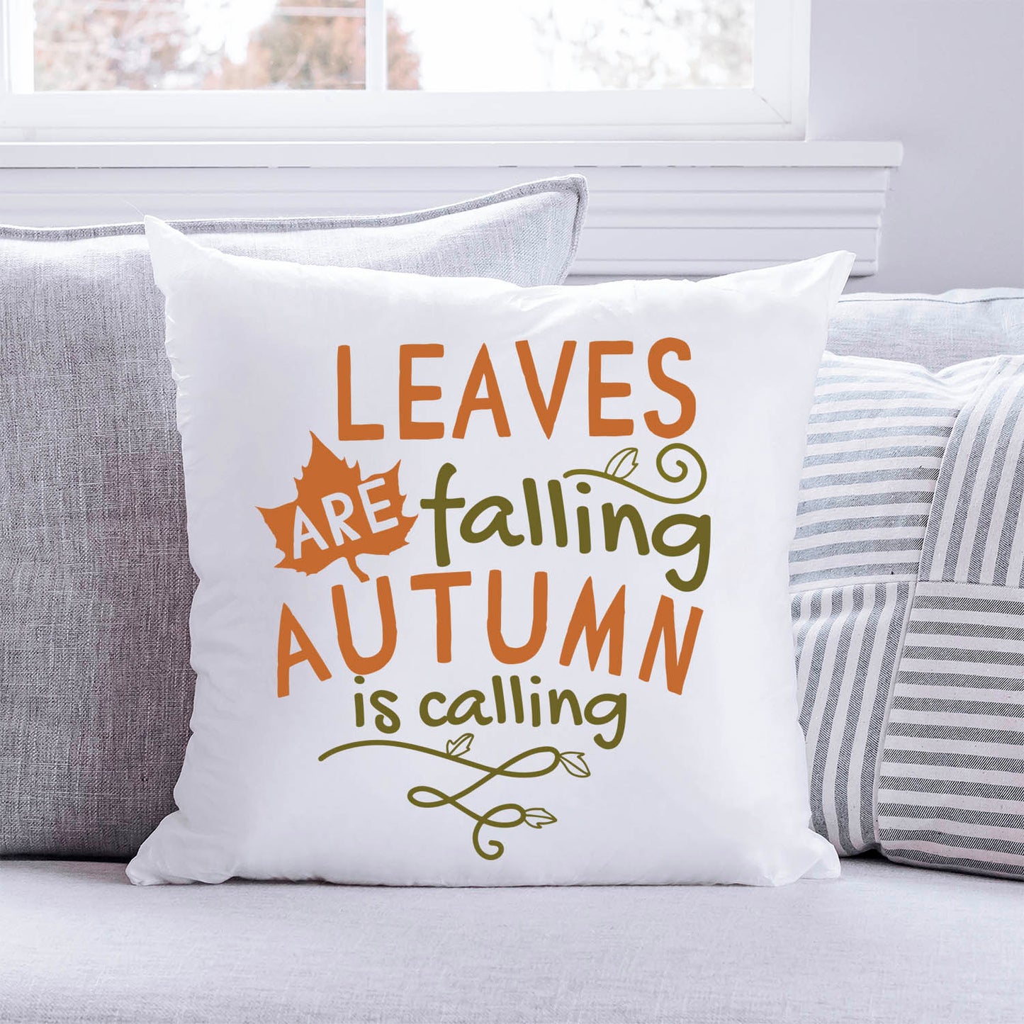 Bedrucktes Kissen mit Spruch Leaves are falling autumn is calling