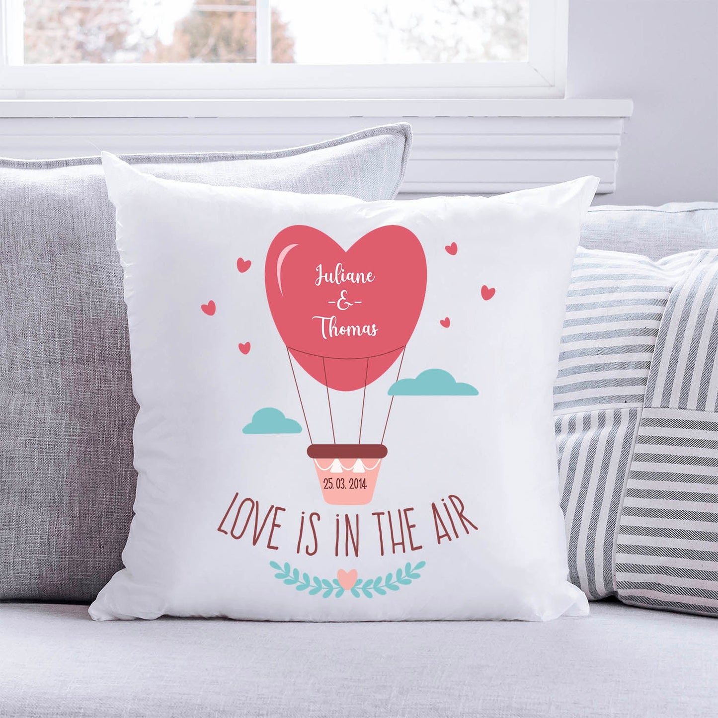 Bedrucktes Kissen mit Motiv Love is in the air
