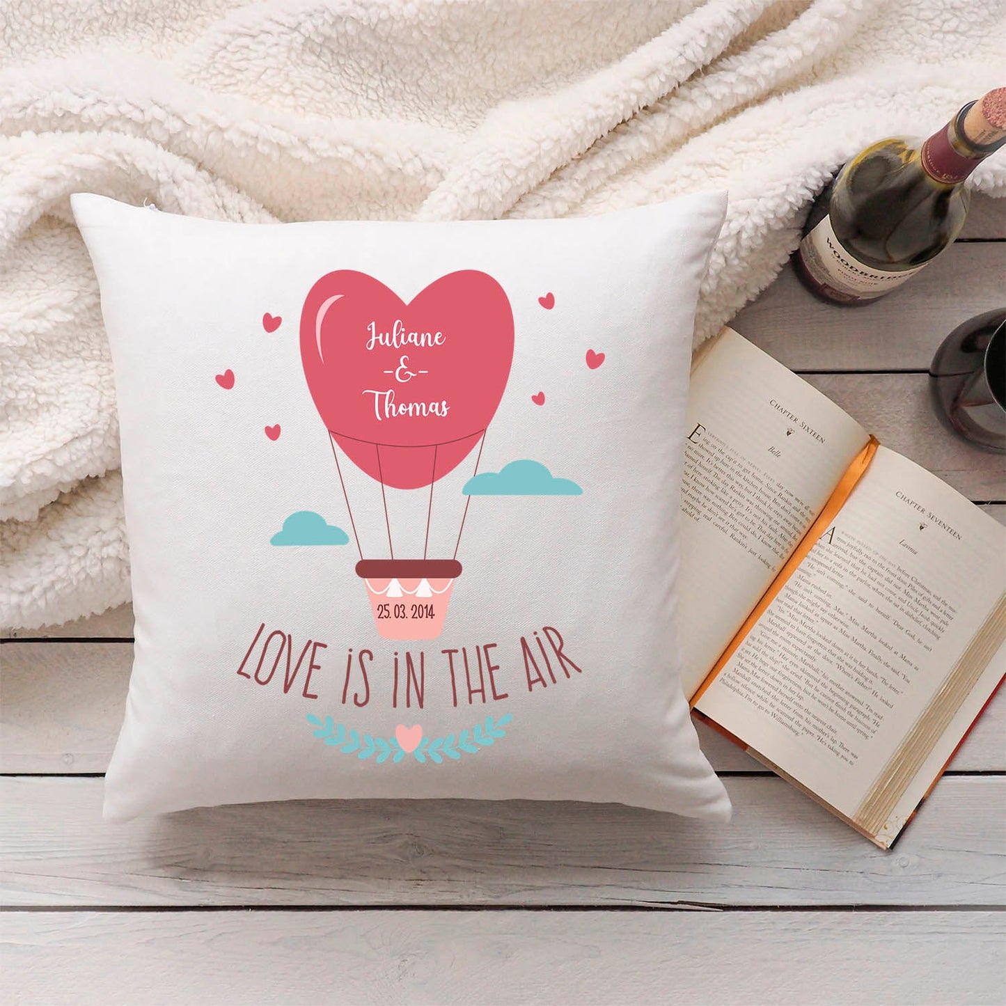 Bedrucktes Kissen mit Motiv Love is in the air