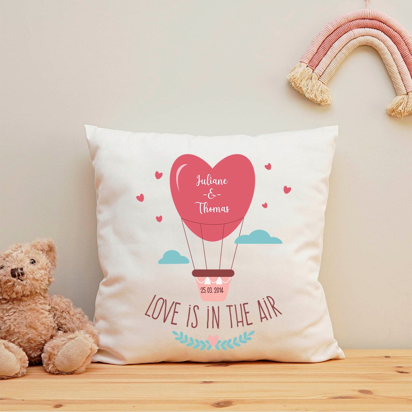 Bedrucktes Kissen mit Motiv Love is in the air