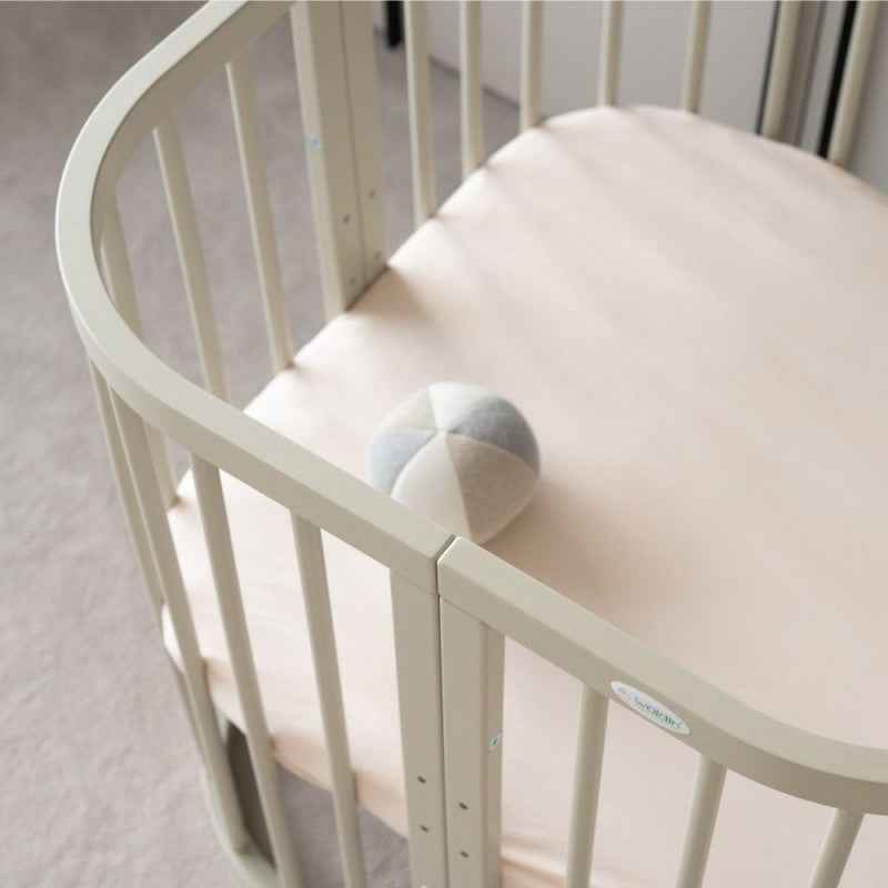 Babybett 7-in-1 – Ein Bett für viele Jahre - mitwachsend | Quadratische Form