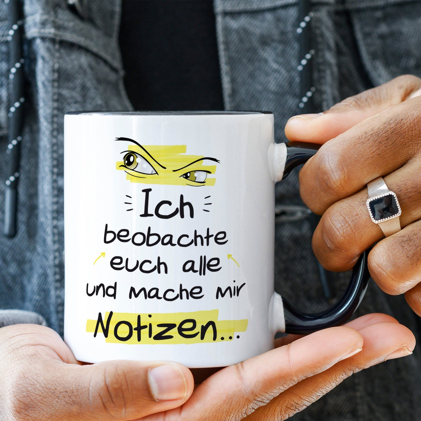 Bedruckte Tasse mit Spruch Ich beobachte euch alle