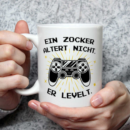 Bedruckte Tasse mit Spruch - Ein Zocker altert nicht er levelt