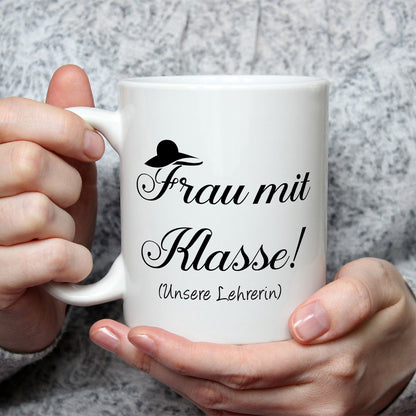 Bedruckte Tasse mit Spruch Frau mit Klasse