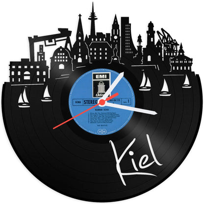 Wanduhr aus Vinyl Skyline mit Deiner Stadt