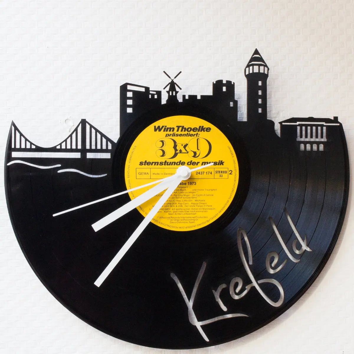 Wanduhr aus Vinyl Skyline mit Deiner Stadt