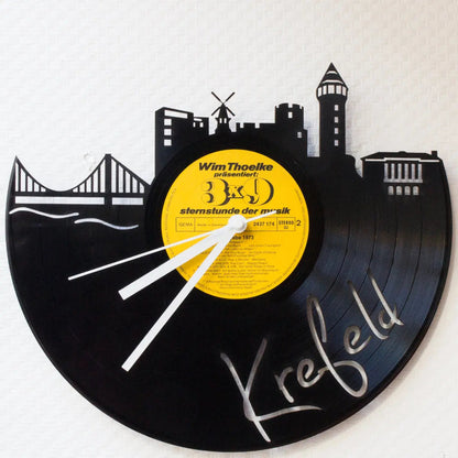Wanduhr aus Vinyl Skyline mit Deiner Stadt