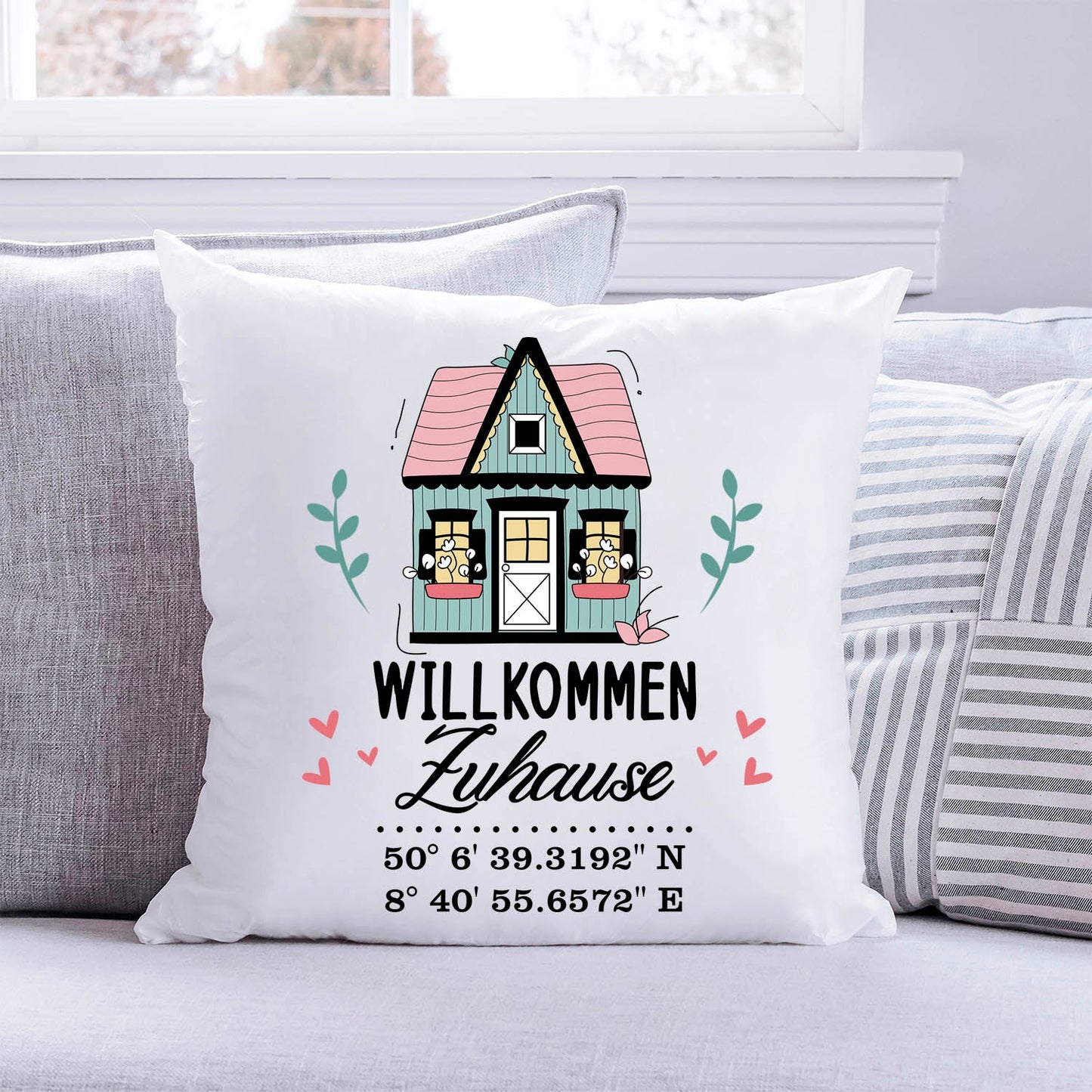 Bedrucktes Kissen mit Motiv Willkommen Zuhause mit Koordinaten