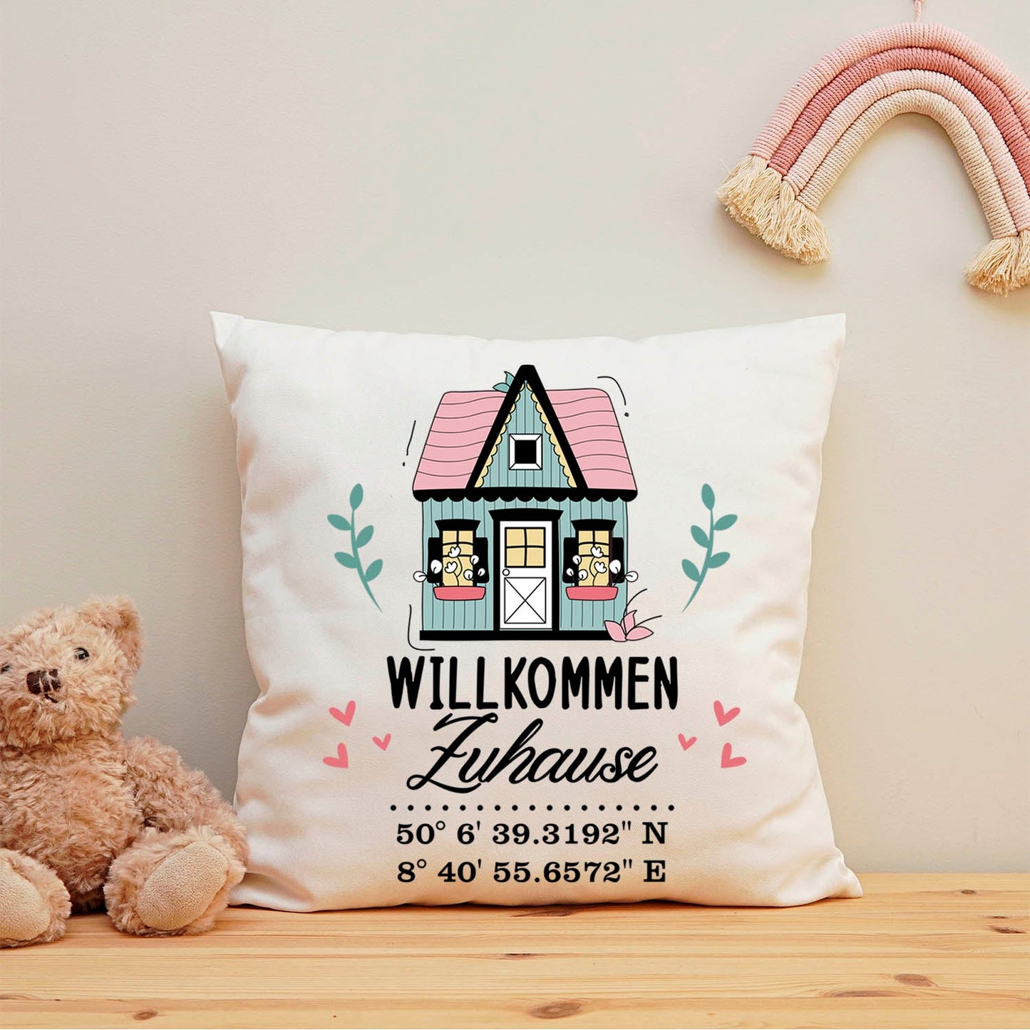 Bedrucktes Kissen mit Motiv Willkommen Zuhause mit Koordinaten