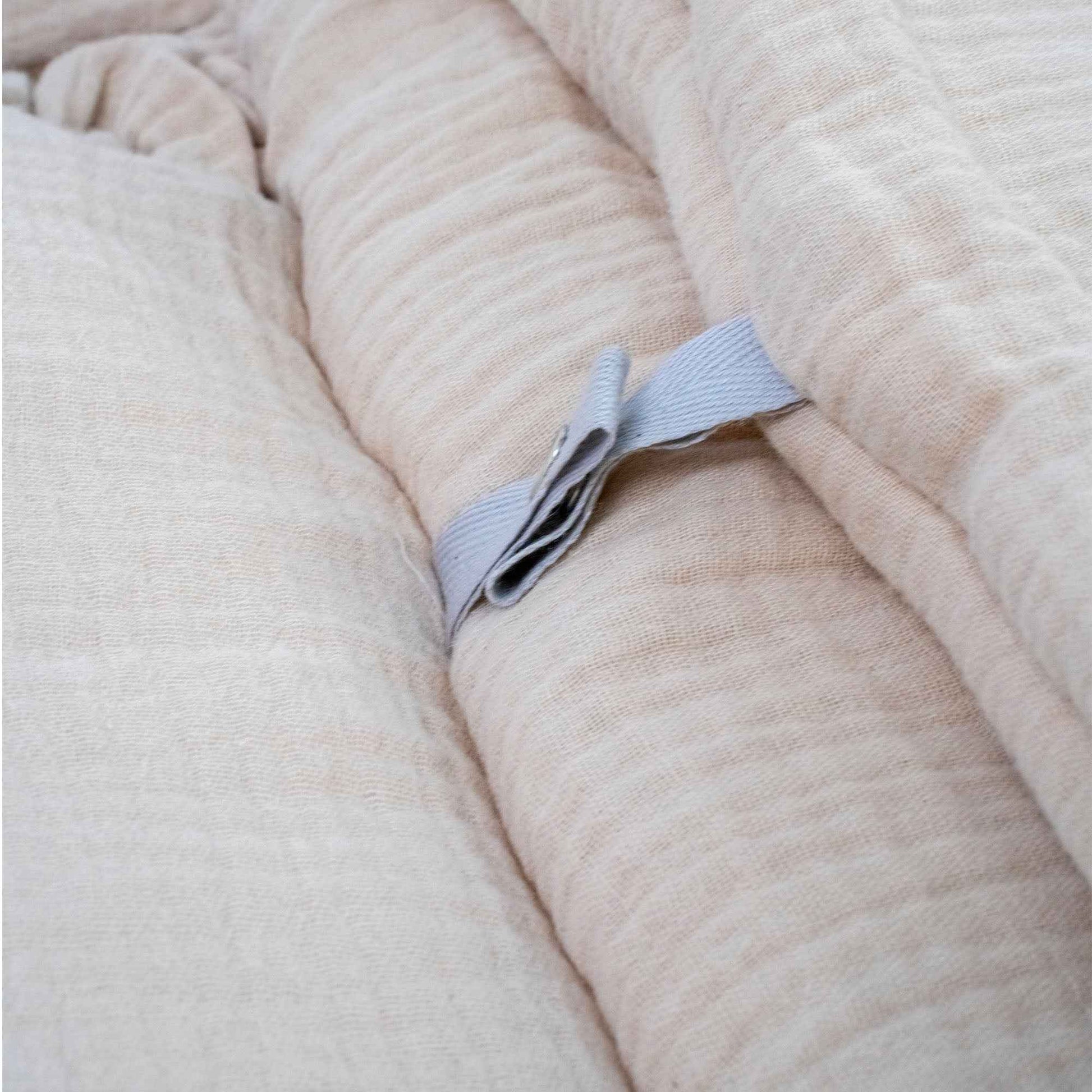 Babyschlafsack Cuddly Musselin mit Schleifen - ganzjähriger Puckschlafsack