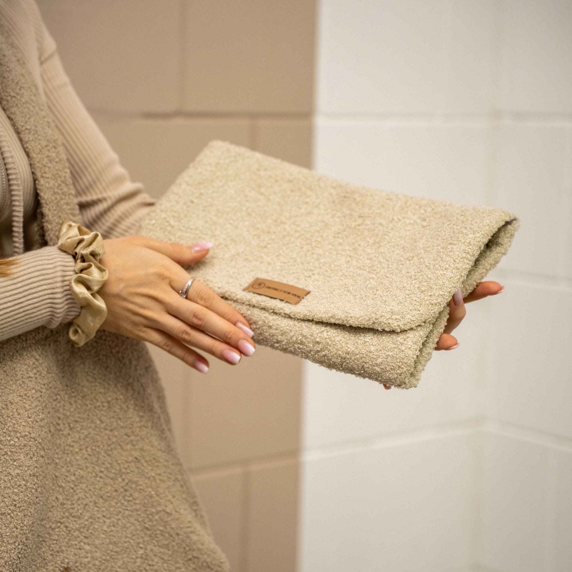 Wickelunterlage Teddystoff Bouclé – praktische Windeltasche für unterwegs