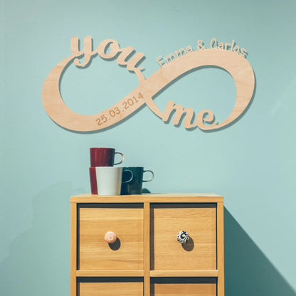Graviertes Unendlichkeitszeichen "You & Me" aus Holz mit Namen & Datum