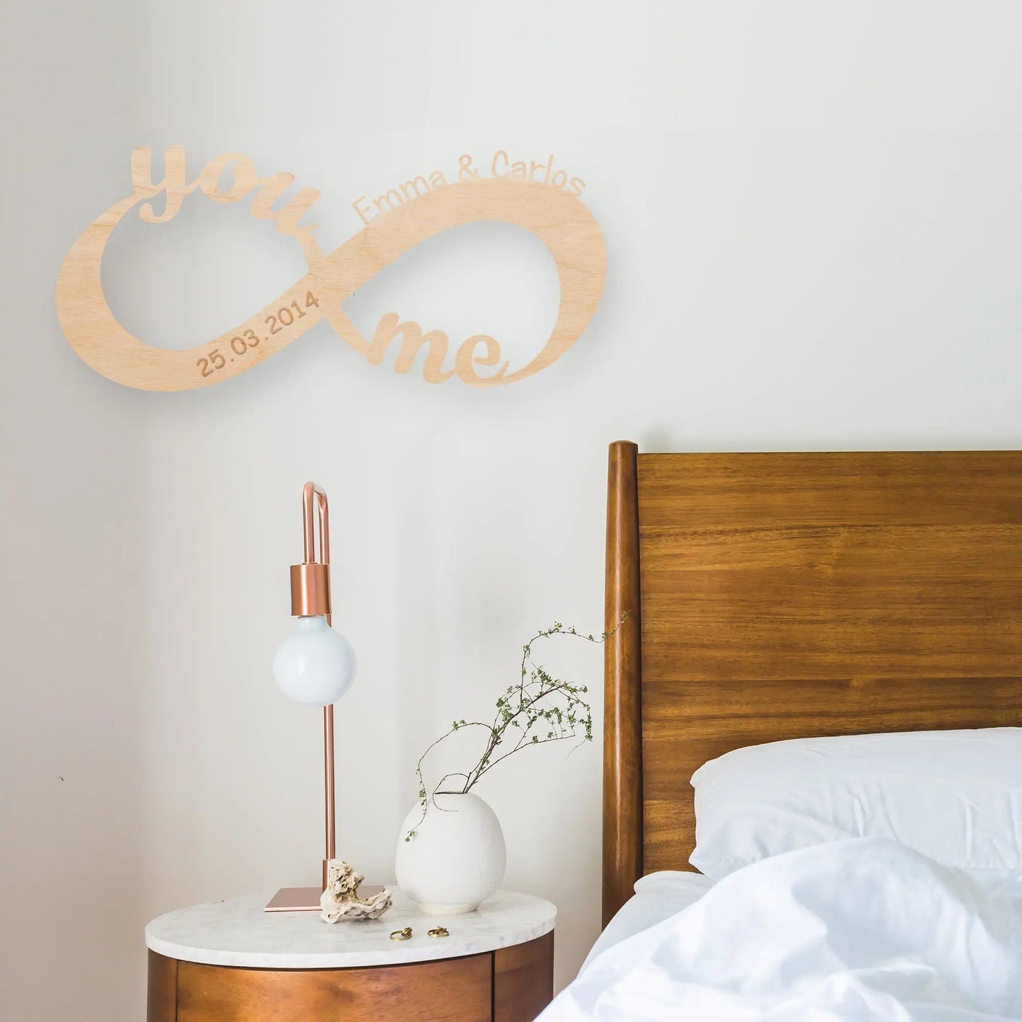 Graviertes Unendlichkeitszeichen "You & Me" aus Holz mit Namen & Datum
