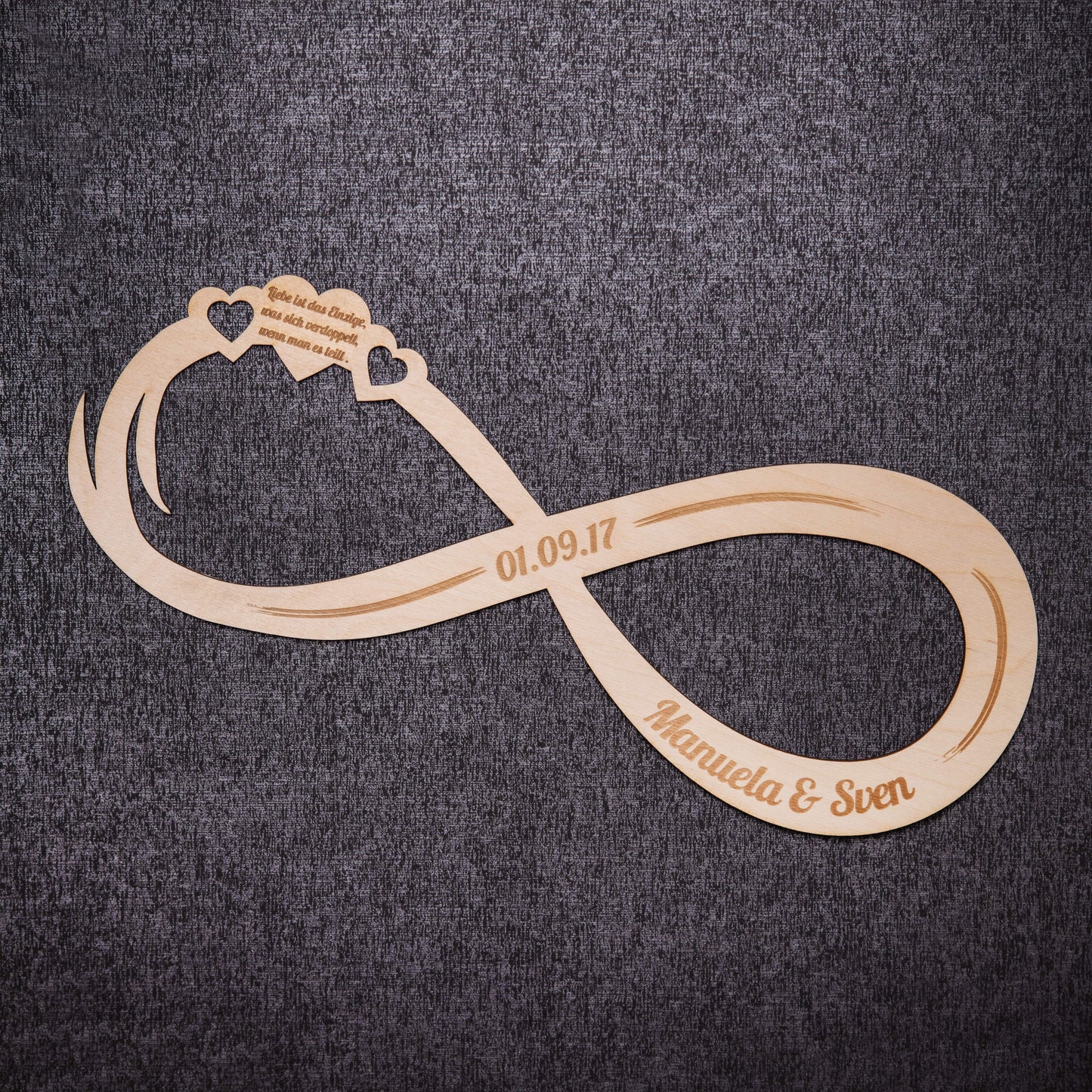 Graviertes Unendlichkeitszeichen "Hochzeit" aus Holz mit Namen & Datum