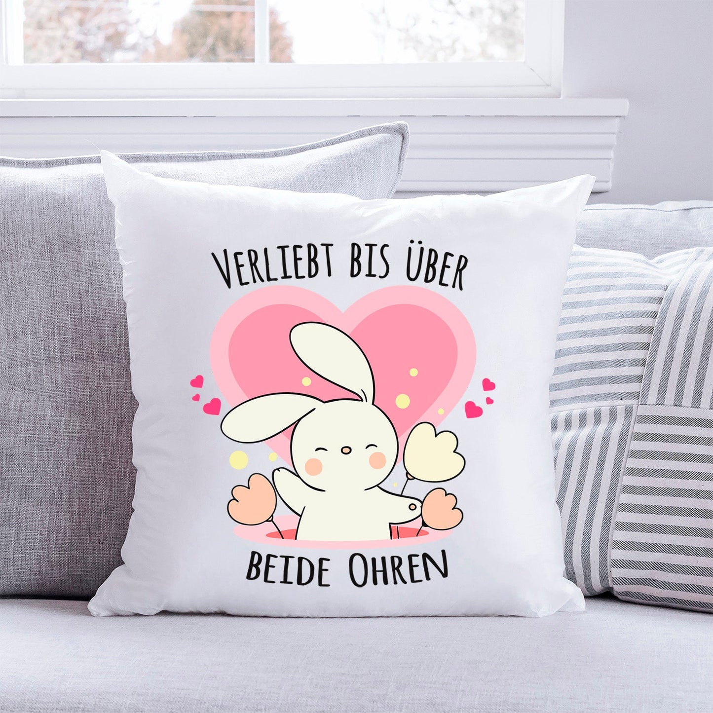 Bedrucktes Kissen mit Spruch Verliebt bis über beide Ohren