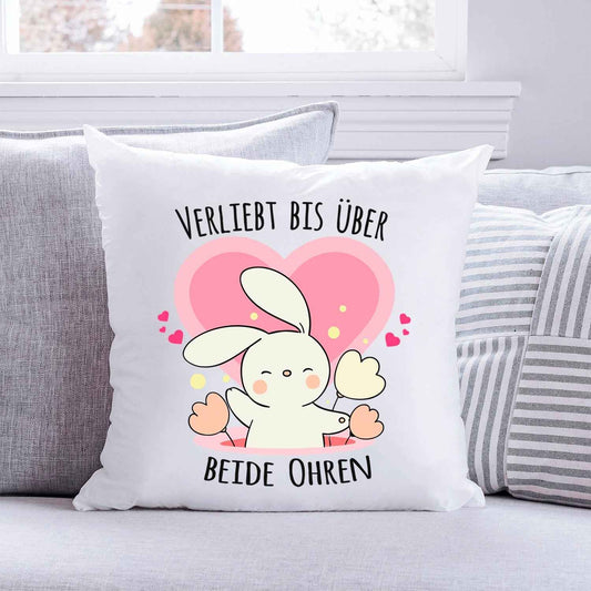 Bedrucktes Kissen mit Spruch Verliebt bis über beide Ohren