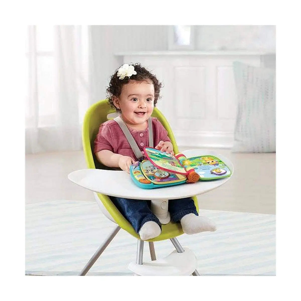 Hellgrüner hochstuhl mit weißem tablett und silbernen beinen zum baby spielzeug vtech libro musical primeras canciones