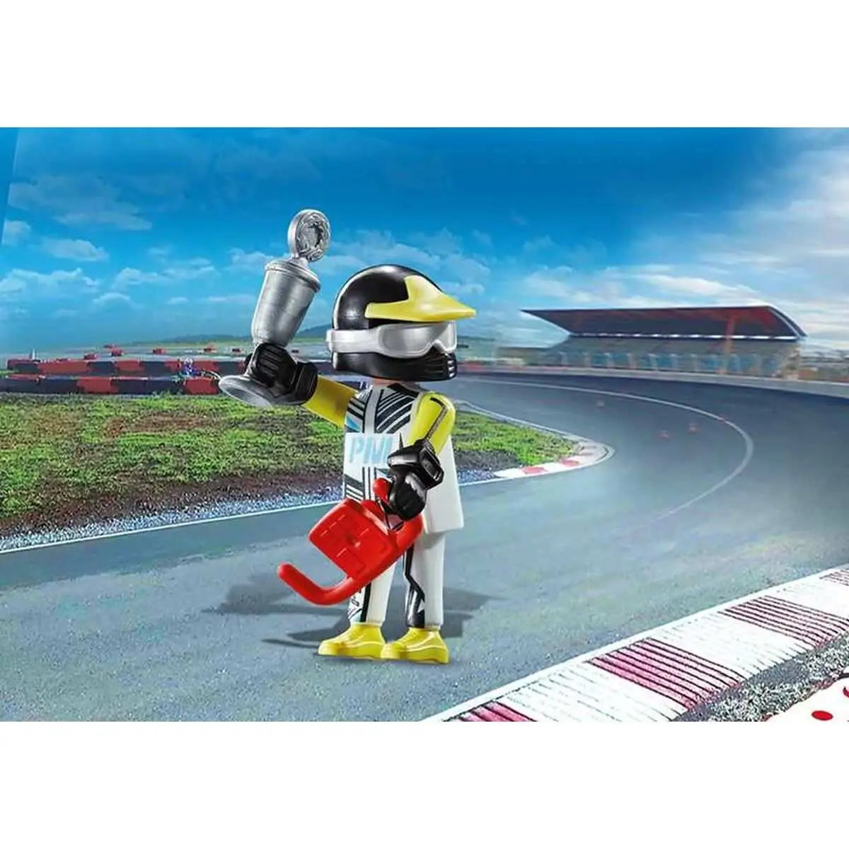Playmobil figur set 70812 mit einer rennfahrerfigur in weißem anzug schwarz gelbem helm und silbernem trophäe