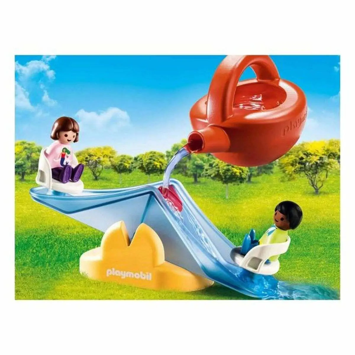 Ein roter playmobil gießkanne gießt wasser auf eine blaue wippe mit zwei spielzeugfiguren im playset 1,2,3 water rocker mit sprühfunktion