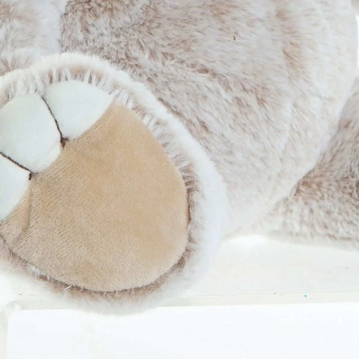 Soft beige und weiße plüschpfote mit gestickten details von plüschtier dkd home decor bär aus kunststoff