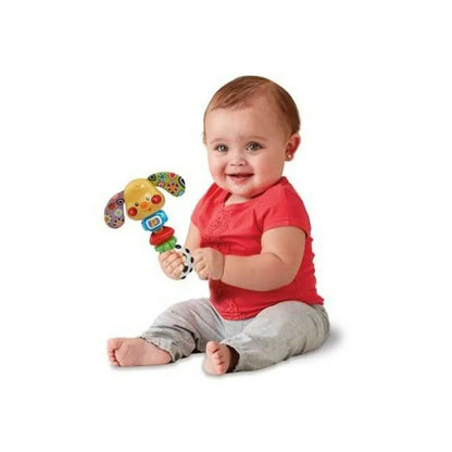 Gelbe hundeförmige baby-rassel rassel puppy toby vtech mit bunten gemusterten ohren und blauem knopf am brustbereich