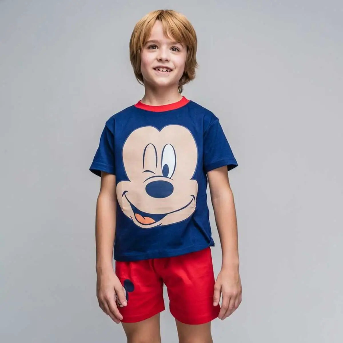 Blaues mickey mouse t-shirt mit rotem rand und großem lächelndem gesicht für kinder schlafanzug