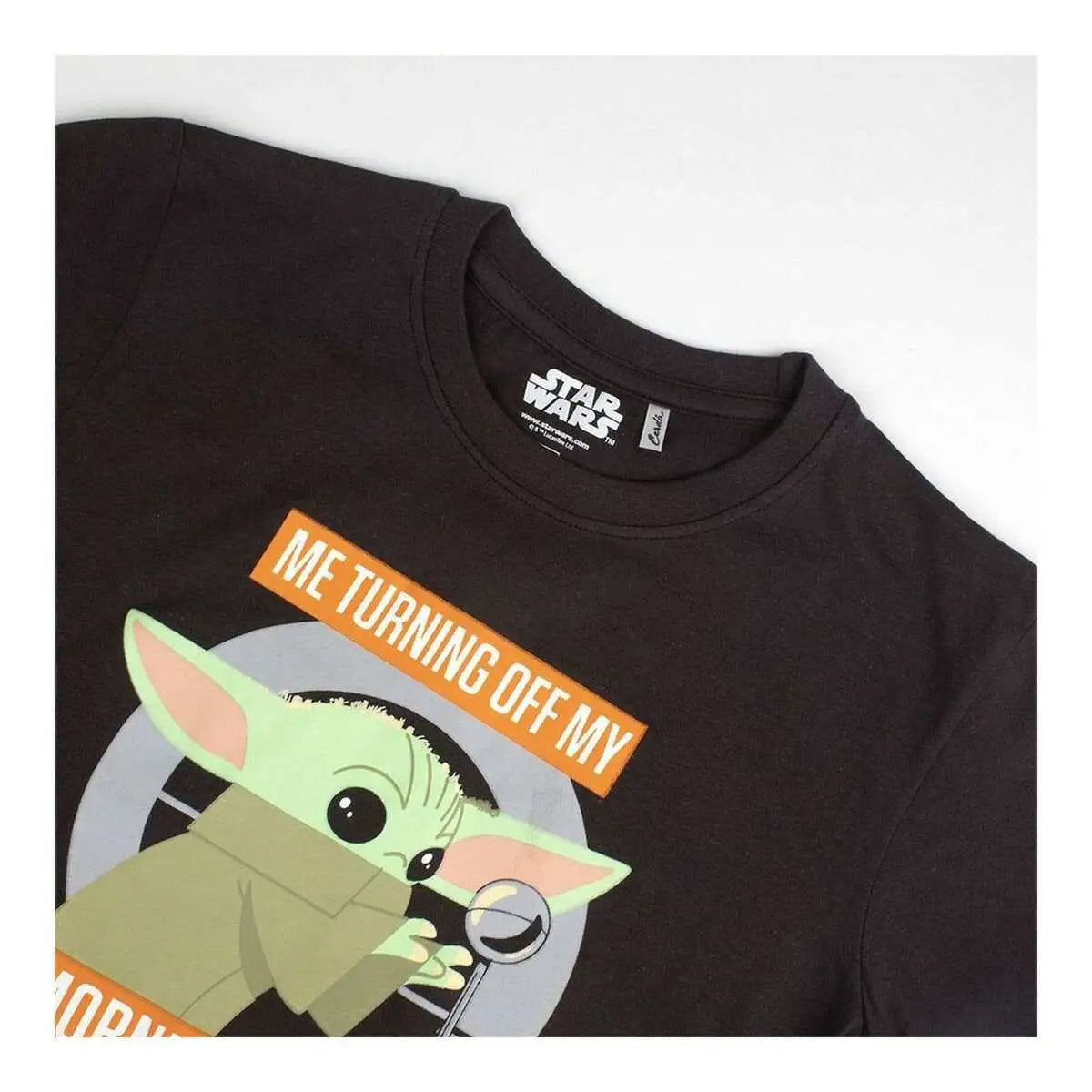 Schwarzes star wars kinder-t-shirt mit grogu-cartoon und me turning off my aufdruck im mandalorian braun schlafanzug-stil