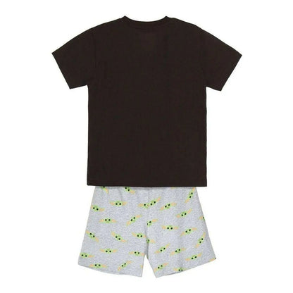 Schlafanzug für kinder mandalorian braun mit schwarzem kurzarmshirt und hellgrauer short mit baby yoda mustern
