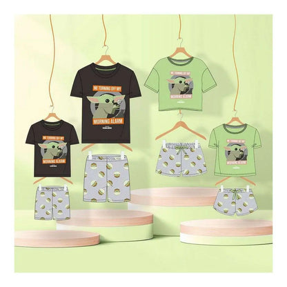 Schwarz kurzarm t shirt mit grogu print und tekst me turning off my morning alarm als kinderschlafanzug aus die mandalorian braun
