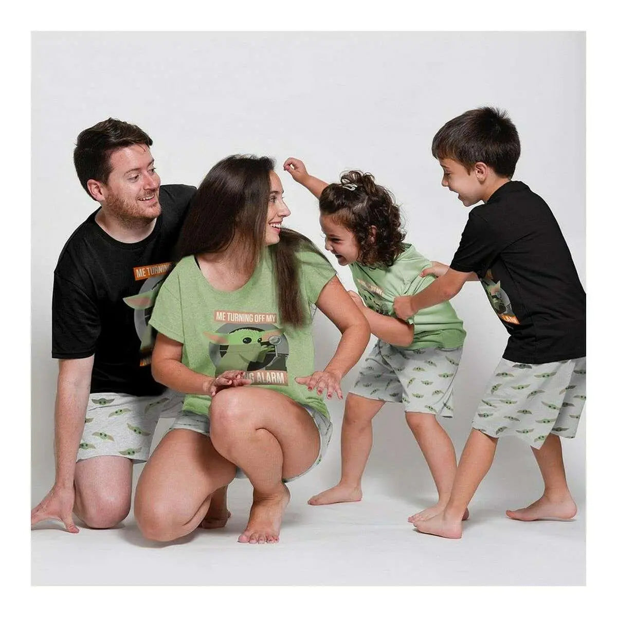 Grünes kurzarmshirt aus baumwolle mit grogu print und text me turning off my alarm schlafanzug für kinder mandalorian braun